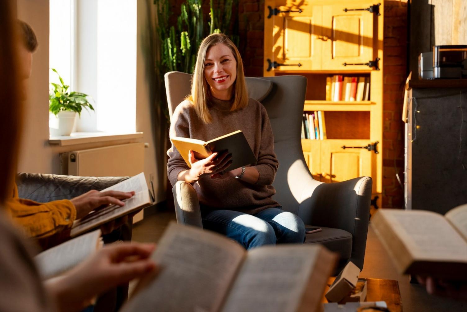 Ambiente di lavoro collaborativo dove i team si incontrano per sessioni di coaching