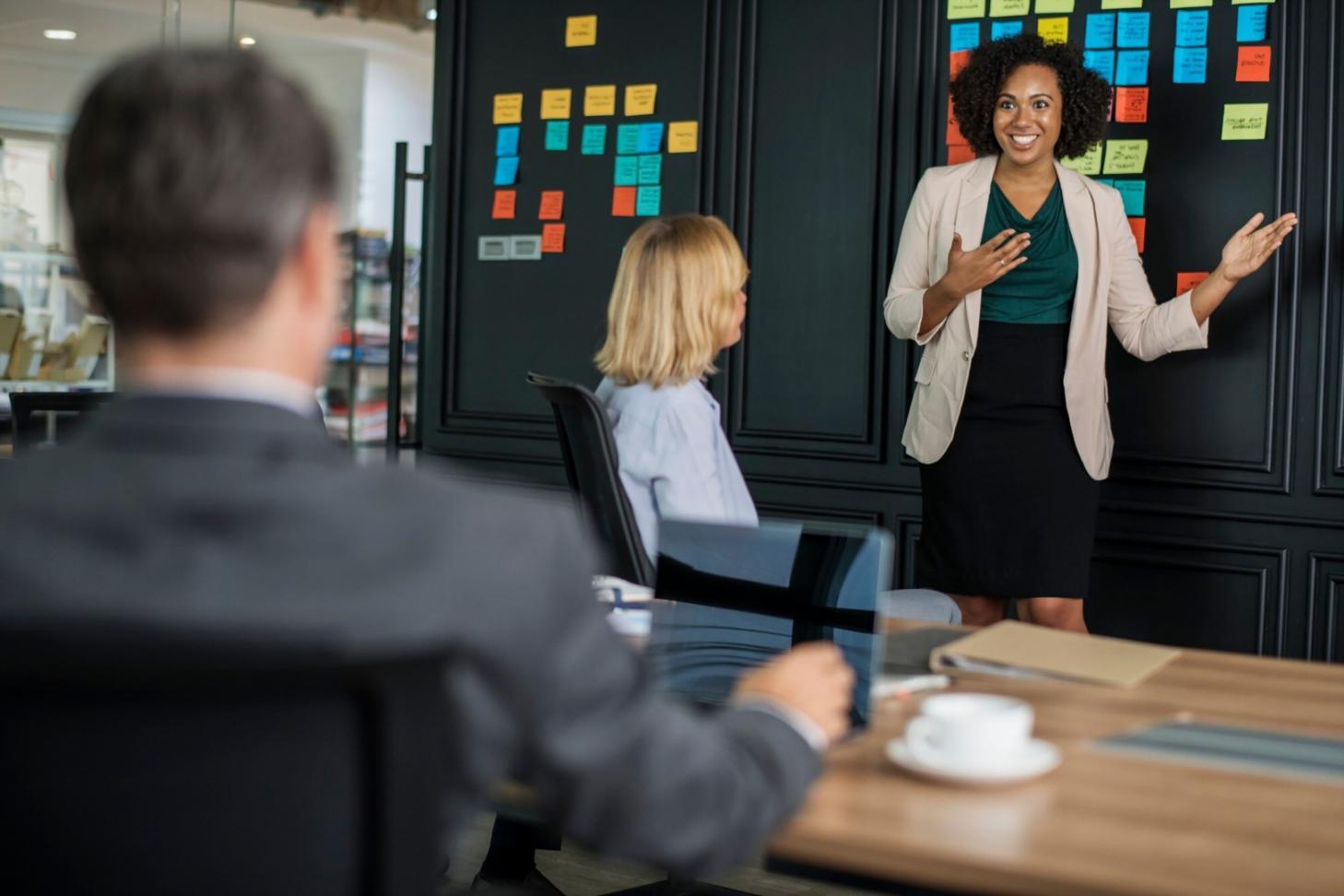 Team di professionisti che collabora in un ambiente di coaching moderno