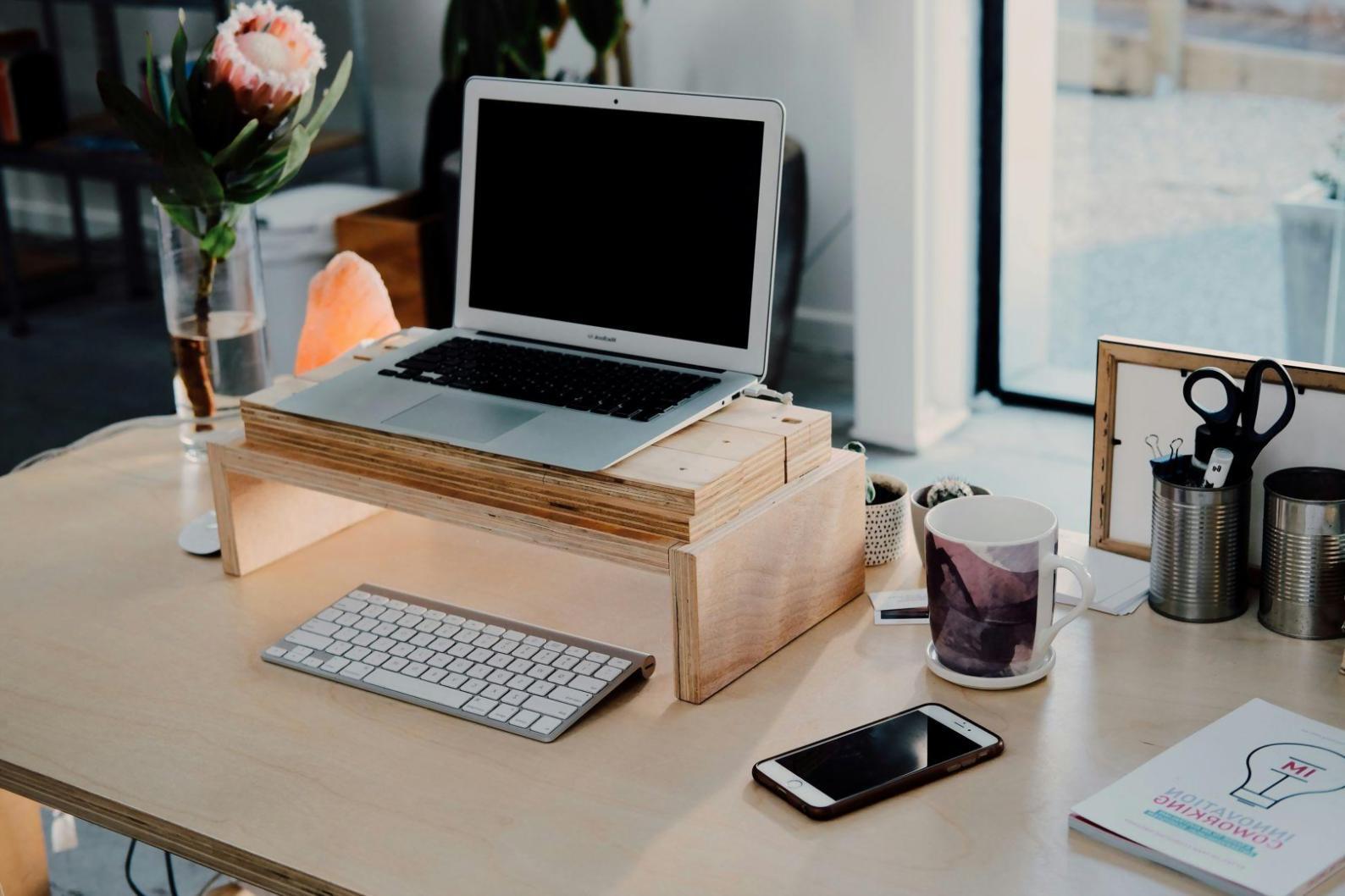 Sessione di coaching di team in corso con approccio pratico